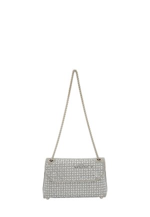 Quiltet håndtaske i lys grå med et vævet design, har en sølv kæde strop og snaplukning, med en distinkt diamantmønster detalje.