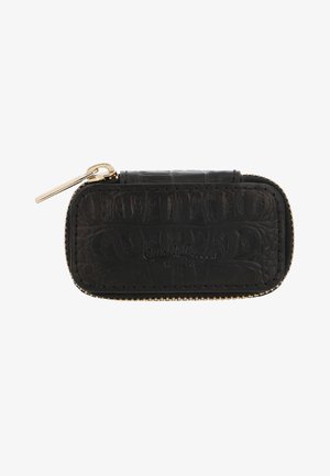 Černá zipová taška z kůže s krokodýlím vzorem se zlatými prvky. Obsahuje strukturovaný povrch a embosované logo na jedné straně.