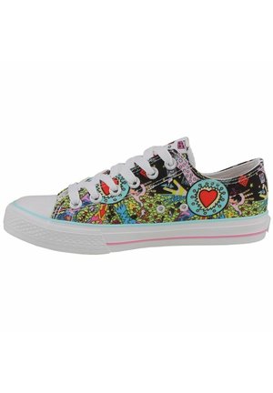 Baskets basses avec lacets blancs, design pop art multicolore et emblème en forme de cœur sur le côté au-dessus de la semelle en caoutchouc blanche avec une bande rose.