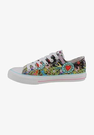 Zapatilla baja con cordones blancos, diseño pop art multicolor y emblema de corazón en el lateral sobre suela de goma blanca con franja rosa.