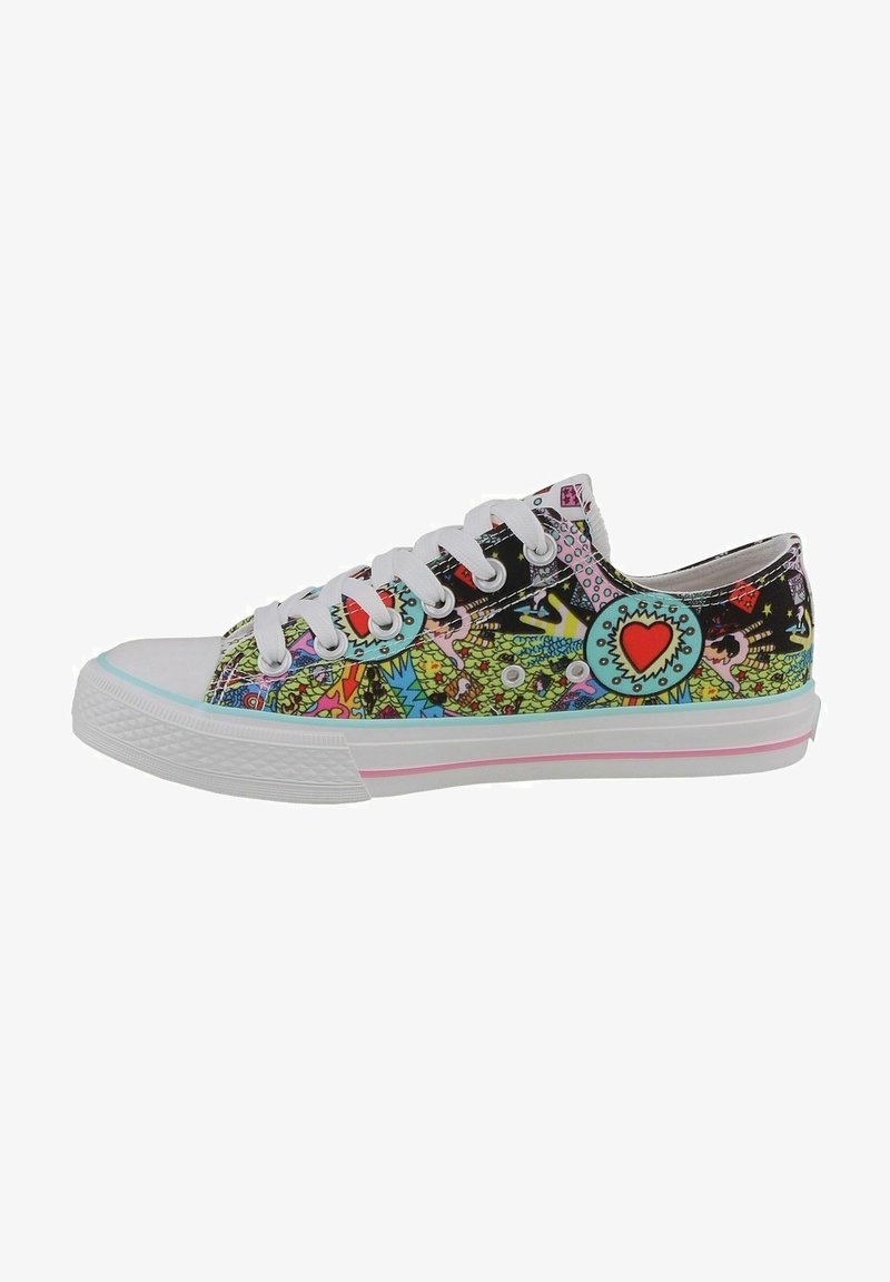 Baskets basses avec lacets blancs, design pop art multicolore et emblème en forme de cœur sur le côté au-dessus de la semelle en caoutchouc blanche avec une bande rose.