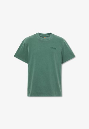 Zelené tričko Timberland s krátkými rukávy a kulatým výstřihem, s malým logem a textem na horní levé části hrudi "Timberland Rugged Nature Gear".