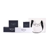 Set di scatole per imballaggio in blu scuro e bianco, con il logo in rilievo "MYC PARIS". Include una borsa di carta con manici neri.