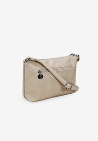 Bolso cruzado de cuero beige con una forma rectangular elegante. Cuenta con un bolsillo frontal con cremallera y una correa ajustable. Textura suave con acentos mínimos.