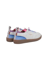 Sneaker bianche con accenti viola e blu. Presentano una suola in gomma texturizzata, colori dei lacci a contrasto e un dettaglio decorativo sul tallone.