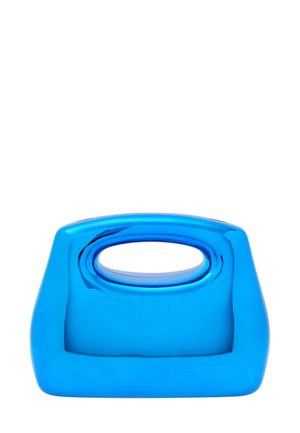 Blauwe plastic handtas met een ovaal uitgesneden handvat, gladde textuur en rechthoekige vorm, met een glanzende afwerking.