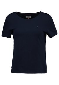 Marinblå t-shirt med kort ärm gjord av bomull, med rund halsringning och en liten logotyp på vänster bröst. Klassisk passform.