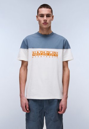Short-sleeve color-blocked t-shirt in blue and white with orange "NAPAPIJRI" logo. Made of cotton with a relaxed fit.