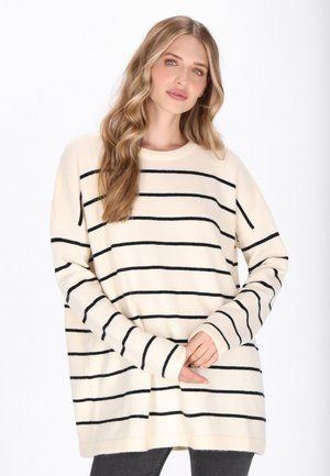 Cremefarbenes Sweatshirt mit schwarzen horizontalen Streifen, rundem Ausschnitt, langen Ärmeln und lockerer Passform. Weiche Textur, die Bündchen reichen über die Hände.