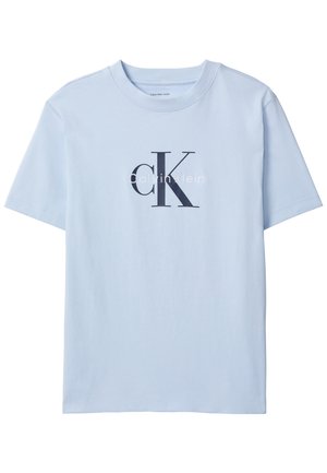 Lyseblå t-shirt med korte ærmer med stort sort "cK" og hvidt "Calvin Klein" logo centreret på forsiden.