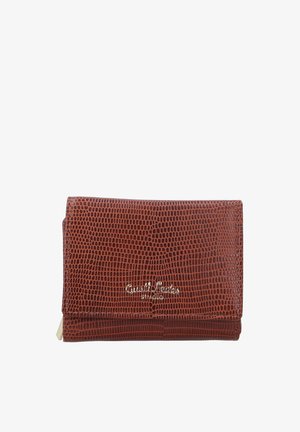 Brun tekstureret læderpung med klap og gyldent logo på forsiden mod en hvid baggrund.