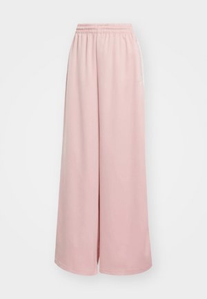 Pantalon large rose clair avec une taille élastique. Tissu lisse avec des poches latérales et une marque discrète sur la jambe gauche.