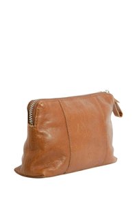 Brun läderpåse med texturerad yta, dragkedjestängning, sidoflik och en subtil präglad logotyp på framsidan. Kompakt och rektangulär form.