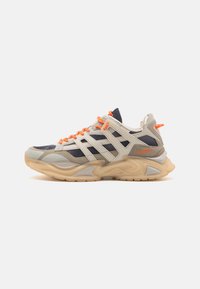 Sneakerice s bež, mornarsko plavim i sivim textilnim gornjim dijelom s narančastim naglascima, debelim potplatom i dekorativnim prugastim uzorcima.