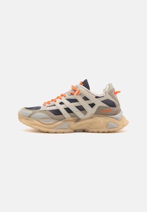 Sneakers z beżową, granatową i szaro-tekstylna cholewką, z pomarańczowymi akcentami, masywną podeszwą oraz dekoracyjnymi wzorami w paski.