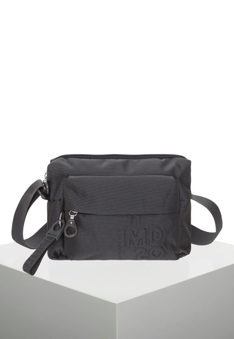 Borsa a tracolla nera in tessuto con superficie texturizzata, tasca frontale con zip, tracolla regolabile e dettaglio del logo. Forma compatta e rettangolare.