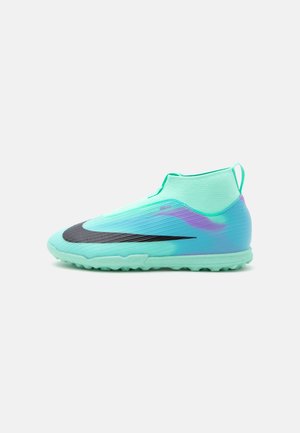 Chaussure de sport turquoise avec un dégradé violet, col haut, semelle texturée et grand logo Swoosh noir sur le côté, vue de profil gauche.