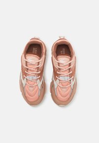 Chaussures de sport pêche avec des matériaux en mesh et synthétiques, des accents texturés, un bout rond et un système de laçage. Présente un logo sur le côté.