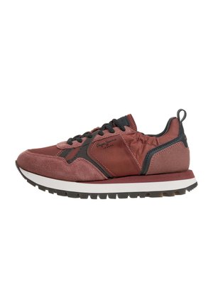 Bordeauxrode en zwarte Pepe Jeans sneaker met suède accenten, zwarte veters, dikke witte en zwarte profielzool en trek-lus aan de hiel.