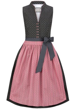 Traditionelles Kleid mit einem enganliegenden schwarzen Oberteil, das mit floralem Druck und Knopfverschluss versehen ist, kombiniert mit einem pink gestreiften Rock und einem grauen Gürtel.