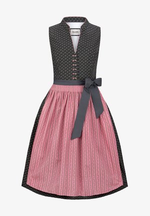 Traditionelles Kleid mit einem enganliegenden schwarzen Oberteil, das mit floralem Druck und Knopfverschluss versehen ist, kombiniert mit einem pink gestreiften Rock und einem grauen Gürtel.