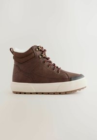Braune Winter-Hochschuh-Sneaker mit weißer Gummisohle, Schnürung vorne, gepolstertem Kragen und weicher, weißer Fleece-Auskleidung.
