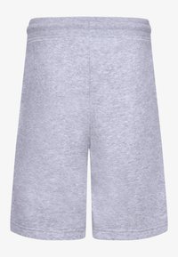 Pantalones cortos atléticos grises hechos de tela suave, con una cinturilla elástica, corte a la altura de la rodilla y sin bolsillos ni costuras visibles.