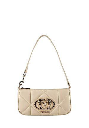 Sac à main matelassé beige avec une poignée courte et un logo Love Moschino doré sur le devant, doté d'une fermeture éclair sur le dessus.