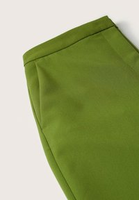 Groene polyester broeken met een gladde textuur, voorzien van een rechte snit en keurig gestikte naden. Subtiel plooidetail nabij de tailleband.