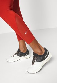 Nike Performance ONE - Leggings - rot/weiss
