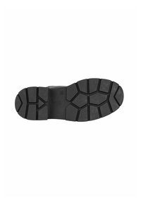 Czarna gumowa podeszwa buta z głębokim bieżnikiem, zawierająca segmentowany wzór dla lepszej przyczepności i trwałości. Gładka, płaska część pięty.