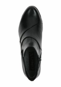 Černá kožená kotníková bota s zaoblenou špičkou, diagonálními švy, bočním zipem a měkkou podšívkou. Hladký povrch.