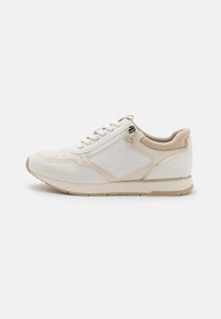 Vita och beige låga sneakers med texturerade sidopaneler, snörning fram, sidogylf och beige vadderad krage på en ljus bakgrund.