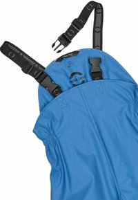 Combineu impermeabili albastre confecționate dintr-un material neted, prevăzute cu bretele negre reglabile cu cleme și elastic strâns în talie.