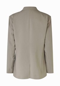 Lys grå blazer laget av glatt stoff, med en spaltkrage, lange ermer og en enkelt bakventil for bedre bevegelsesfrihet.