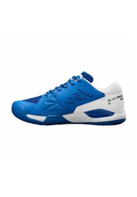 Scarpa sportiva blu con sovrapposizioni in rete e sintetico. Presenta una superficie texturizzata, una resistente suola intermedia bianca e una suola in gomma blu.