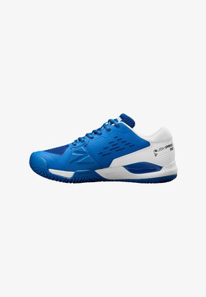 Zapatilla deportiva azul con superposiciones de malla y sintéticas. Presenta una superficie texturizada, una entresuela blanca resistente y una suela exterior de goma azul.