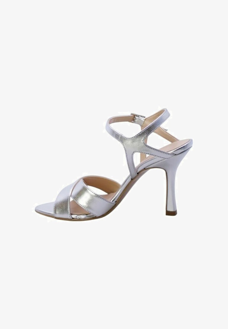 Sandali alti metallici argentati con cinturini incrociati e fibbia alla caviglia. Presentano un design elegante con punta aperta e tacco a stiletto.