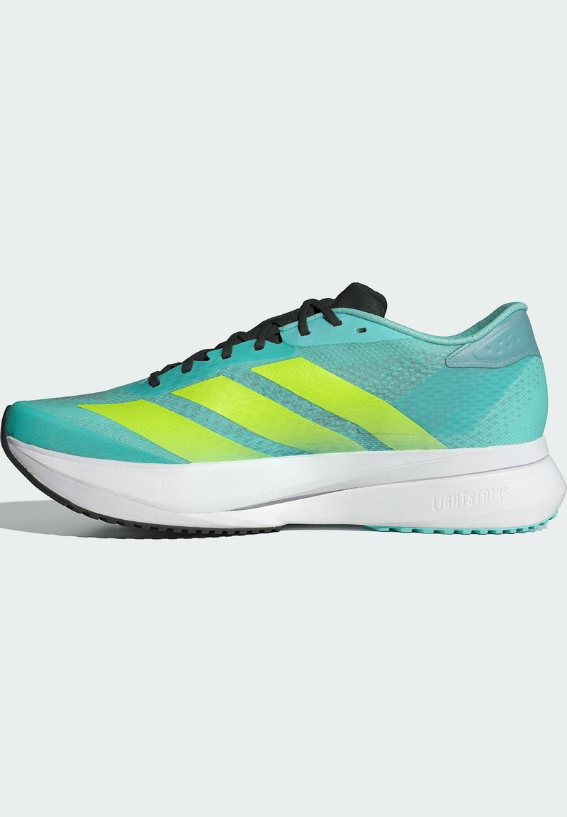 Zapatilla de running turquesa con cordones negros, rayas amarillo-verde y una parte superior de malla texturizada. Diseño ligero con una suela blanca que presenta la marca "LIGHTSTRIKE".