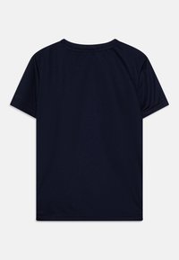 Kleita, kas izgatavota no gludas, vieglas auduma, tumši zilā krāsā ar īsām piedurknēm. Iezīmē klasisku apaļu kaklu un regulāru piegriezumu. Nav redzamu logo.