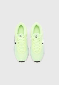 Baskets de sport vert clair avec un dessus en mesh texturé, logo swoosh noir, semelle intermédiaire blanche et lacets plats. Bout arrondi et col rembourré.