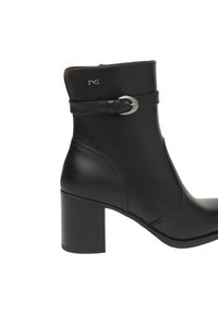 Stivaletto in pelle nera con punta rotonda, cerniera laterale e cinturino decorativo con fibbia. Presenta un tacco spesso e una finitura liscia.