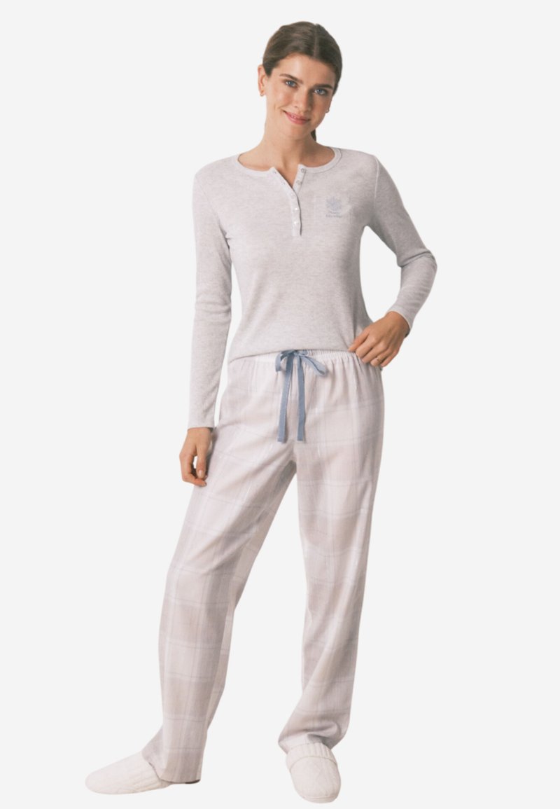 Lichtgrijs langemouwen top met knoopsluiting en geborduurd ontwerp, gecombineerd met witte geruite pyjamabroek met een blauwe trekkoord.