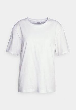 T-shirt en coton blanc avec un col rond classique, des manches courtes, une coupe ample et un ourlet droit. Sans motifs ni détails supplémentaires.