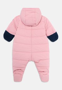 Rosa baby snowsuit med festet hette, mørkeblå votter festet til ermene, og fotdeksler, vist fra baksiden på en hvit bakgrunn.