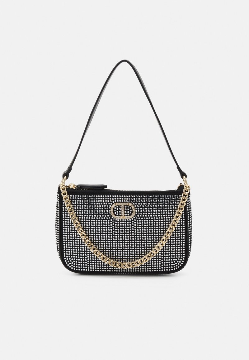 Sac à main noir avec petits clous argentés, détail en chaîne dorée et double sangle — une fine sangle d'épaule et une chaîne décorative.