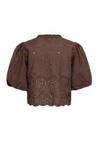 Blouse marron avec manches courtes bouffantes, motifs floraux en dentelle à œillets, et ourlet festonné à l'arrière.