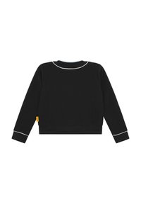 Schwarzes Sweatshirt mit langen Ärmeln und weißen Paspeln entlang des Kragens und der Bündchen, mit einem gelben Etikett auf der linken Seite. Glatte Textur.