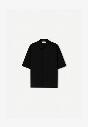 Zwarte korte mouwen button-up shirt van een textuurstof met een klassieke kraag en zes knopen aan de voorkant. Eenvoudig, boxy ontwerp.