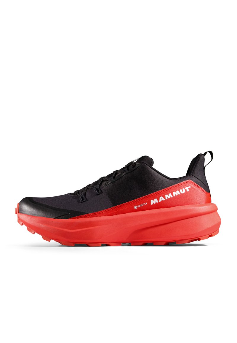 Scarpe da trail running nere e rosse con una parte superiore texturizzata, suola spessa con ammortizzazione e lacci. Presenta un logo Mammut rosso sul lato.